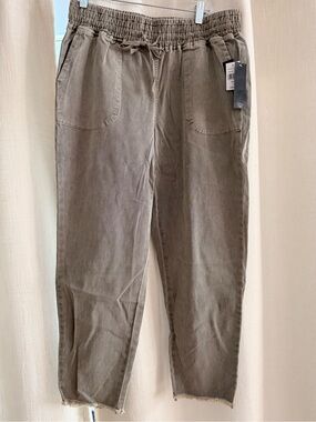 Woman’s Elastic Waist Pants
